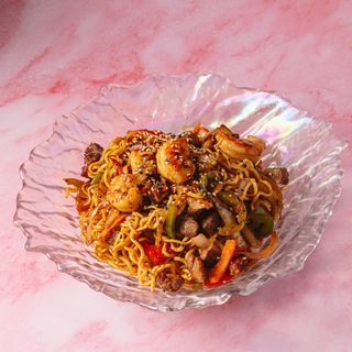 Yakisoba de Langostinos y Pluma