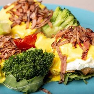 Ouă Pochate cu Broccoli cu Unt și Bacon Crocant