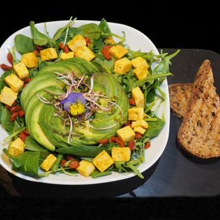 Salată cu avocado 360g.