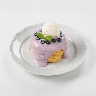 Панкейки черничные с мороженым