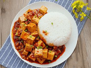 PIkantni tofu sir u soja sosu,sa piletinom u pirinacu—A