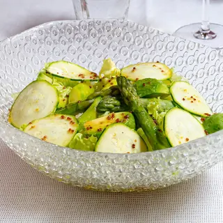 Ensalada verde con aguacate, trigueros, calabacín