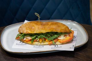 Горячий панини с копченой индейкой и сыром