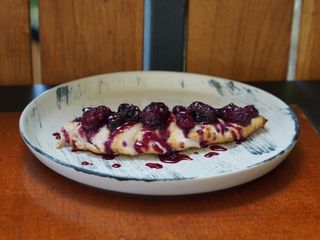 Куряче філе з ягідним соусом