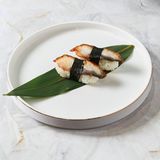 Nigiri opalany tuńczyk