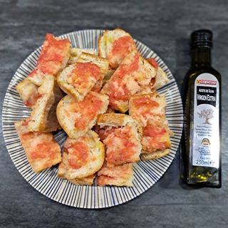Pan con tomate y aceite oliva virgen