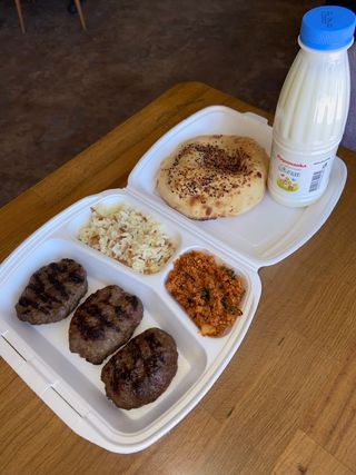 Касап кюфте (3бр) две гарнитури питка и айрян