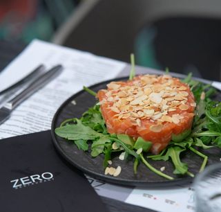 Tartare salmone, avocado e mandorle