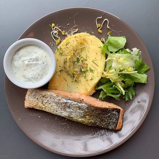 Filet z łososia, puree maślane, sałata z sosem vinegrette