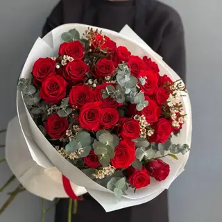 25 червоних троянд з евкаліптом та хамелаціумом