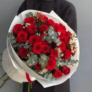 25 червоних троянд з евкаліптом та хамелаціумом 