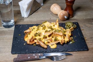 Cartofi prăjiți cu jalapeno și sos cheddar