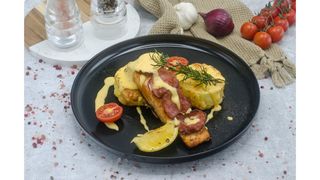 File de somon la gratar,tarta de cartofi,sos olandez si chorizo