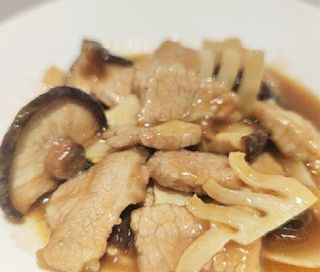 Ramen in brodo con manzo