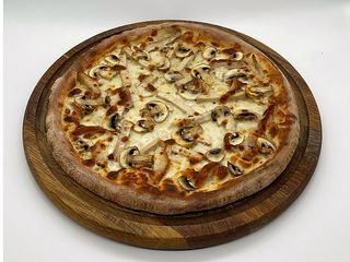 Піца з грибами та копченим баликом