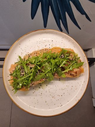 Tost sa avokadom i lososom 250g