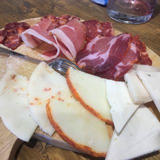 Degustazione di salumi e formaggi tipici locali