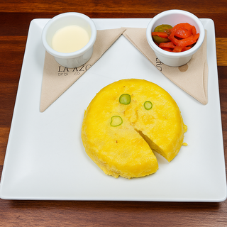 Tortilla De Patatas Y Huevos Camperos Con cebolla