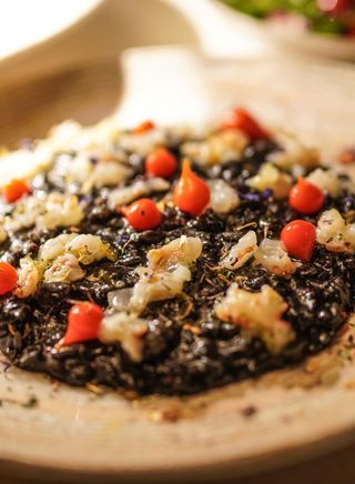 Risotto Negro con Tartar de Gambas Rojas