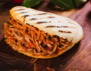 Arepa (Libre de gluten) Cerdo Horneado  Combínala  a tu gusto 