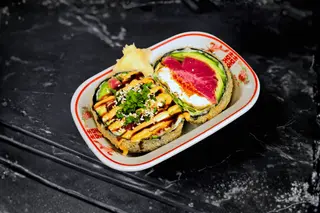 Burger sushi fără orez cu ton