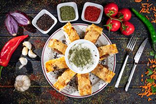 Rulou cu cascaval - frigarui de pui