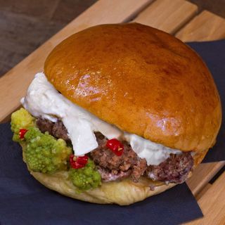 Cabullo salsiccia broccoli e stracciatella