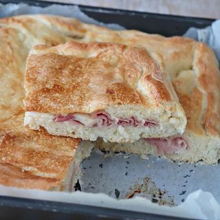 Focaccia ripiena cotto e mozzarella