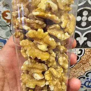 Bicchiere di noci sgusciate 