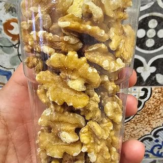 Bicchiere di noci sgusciate 