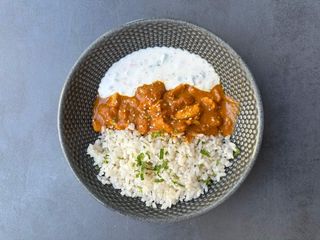 Butter Chicken Curry, riža, jogurt salata + Mint limunada 0.5l
