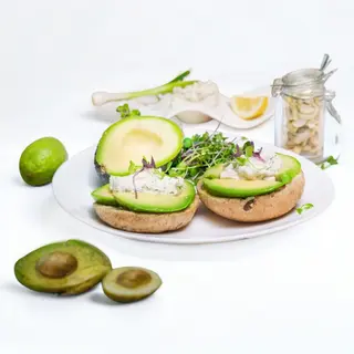 Tartina cu avocado si crema de caju