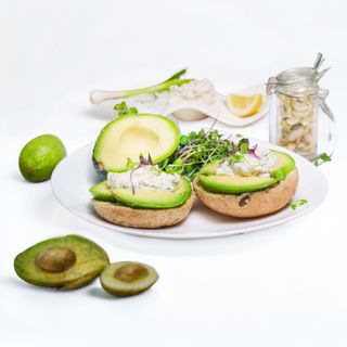 Tartina cu avocado si crema de caju