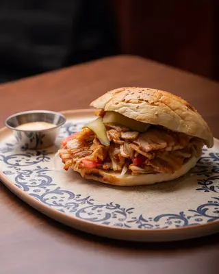 Döner De Poulet En Pain Göbit  Sandwich avec frite  (Shawarma)