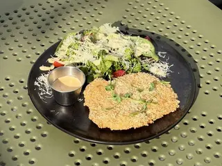 Курячий Шніцель з салатом (220g)
