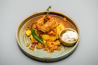 Sărmăluţe tradiționale cu mămăliguță, smântână și ardei iute