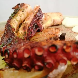 Potes De Pop A La Brasa Amb Patata Al Caliu I All I Oli