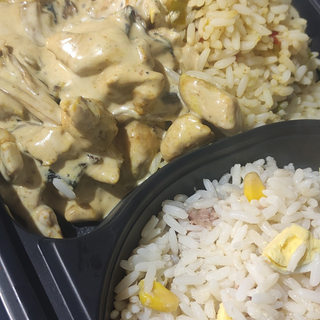 Émincé de poulet servi avec riz et salade de riz au thon 