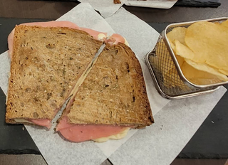 Tosta de Queijo e Fiambre de Perú