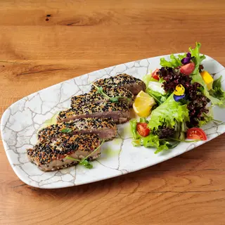 Tuna steak sa susamom serviran uz mix salate