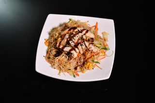 56. Spaghetti di riso con verdura mista e pollo