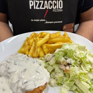 Milanesa de Pollo al Champiñon con Ensalada Cesar y Patatas