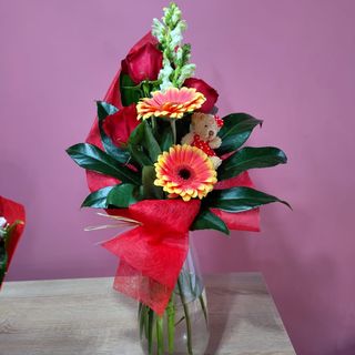 Ramo com 3 rosas, 2 gerberas, 2 antirrinum com peluche