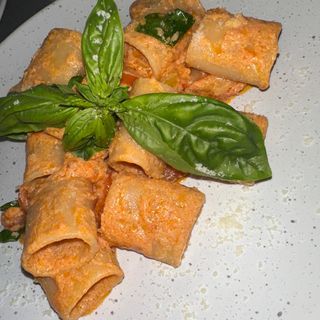 PACCHERI POMODORO E RICOTTA