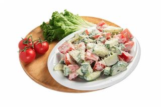 Свежие овощи с майонезом