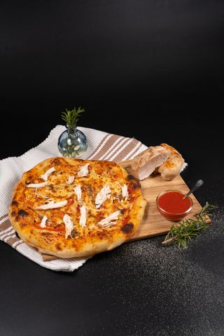 Піца з куркою (600г)