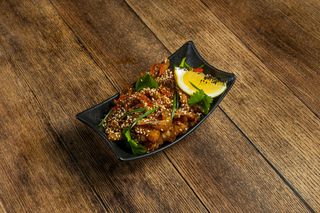 Свинячі вуха з соусом (180г)