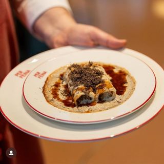 Canelones de rustido con bechamel trufada