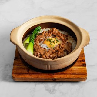 Riso in casseruola di terracotta con manzo e uova