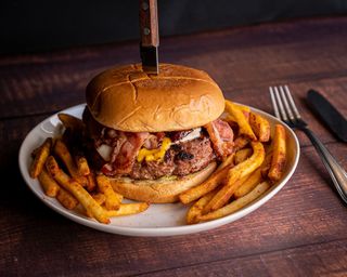 Hamburguesa Con Bacon, Queso Y Patatas